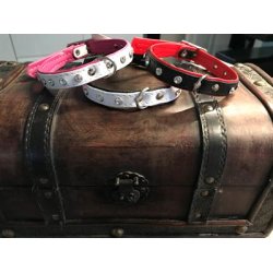 Hndlavet lderhalsbnd til sm racer med similisten.